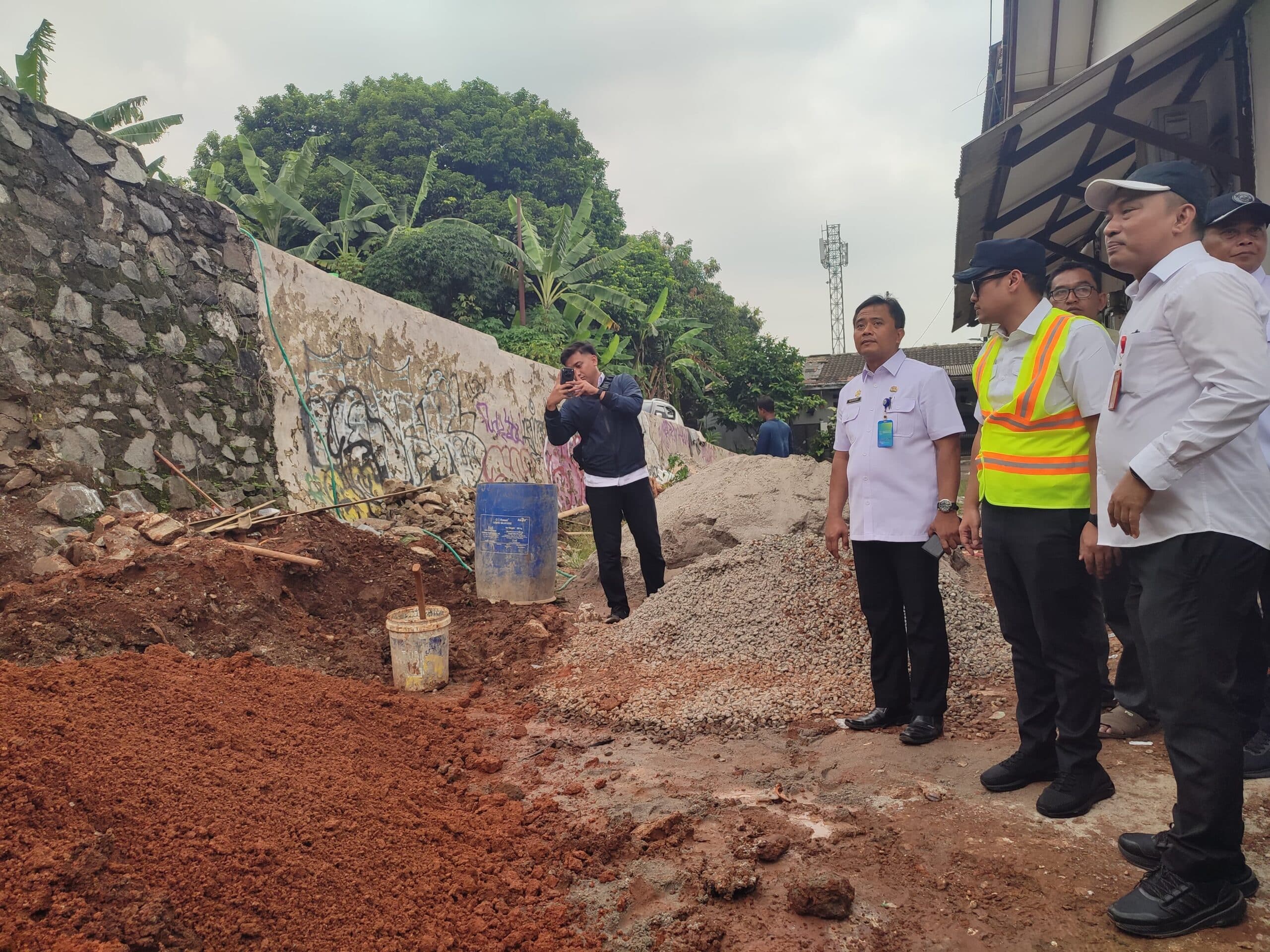 Pemkot Tangsel siapkan normalisasi sungai, long storage, dan perbaikan drainase untuk atasi banjir serta longsor di wilayahnya.