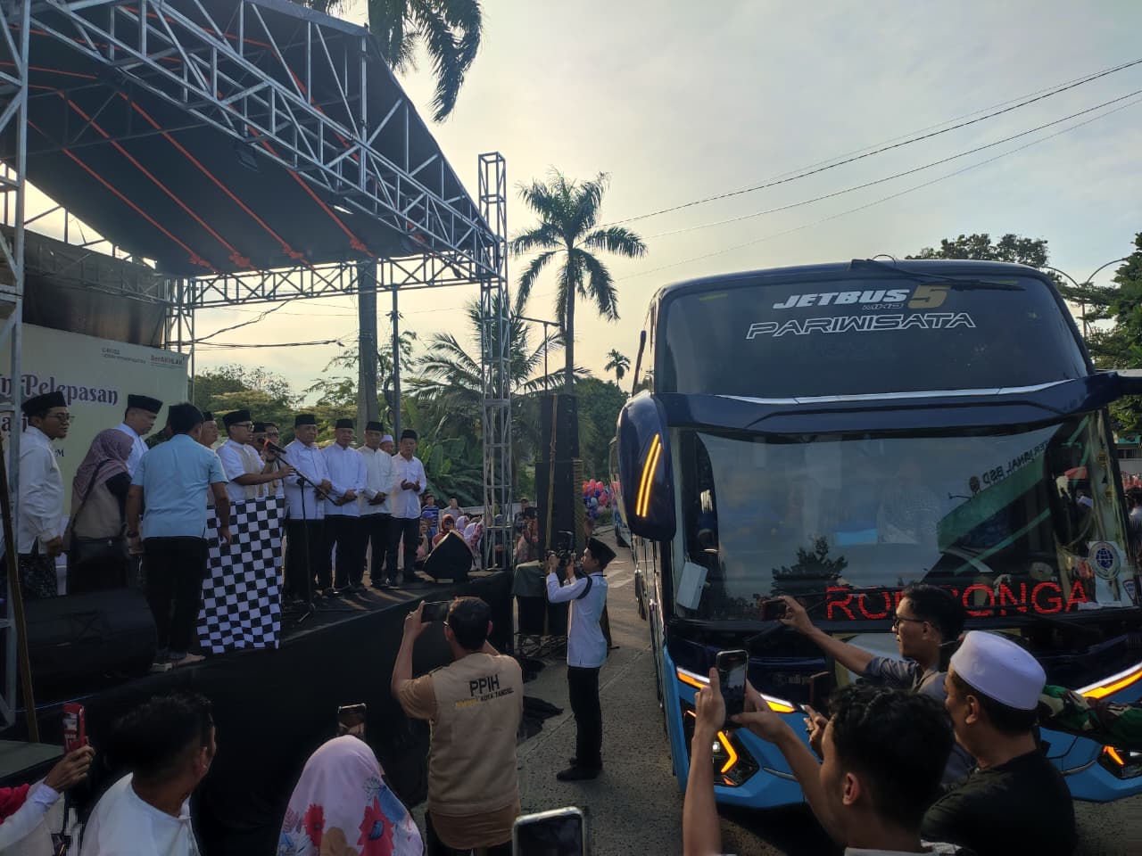 393 jemaah haji Tangsel diberangkatkan ke Asrama Haji Cipondoh untuk karantina sebelum terbang ke Tanah Suci.