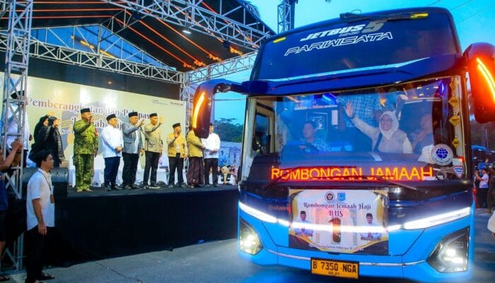 Pelepasan 393 jemaah haji Tangsel kloter pertama di Islamic Center Baiturrahmi, Wali Kota Benyamin Davnie berharap ibadah lancar dan mabrur.