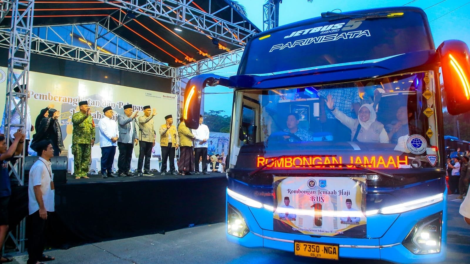 Pelepasan 393 jemaah haji Tangsel kloter pertama di Islamic Center Baiturrahmi, Wali Kota Benyamin Davnie berharap ibadah lancar dan mabrur.