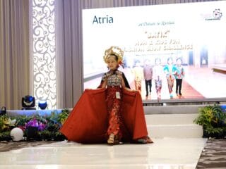 Peringati Hari Kartini, Atria Hotel Gading Serpong Angkat Pesona Batik Lewat Fashion Show