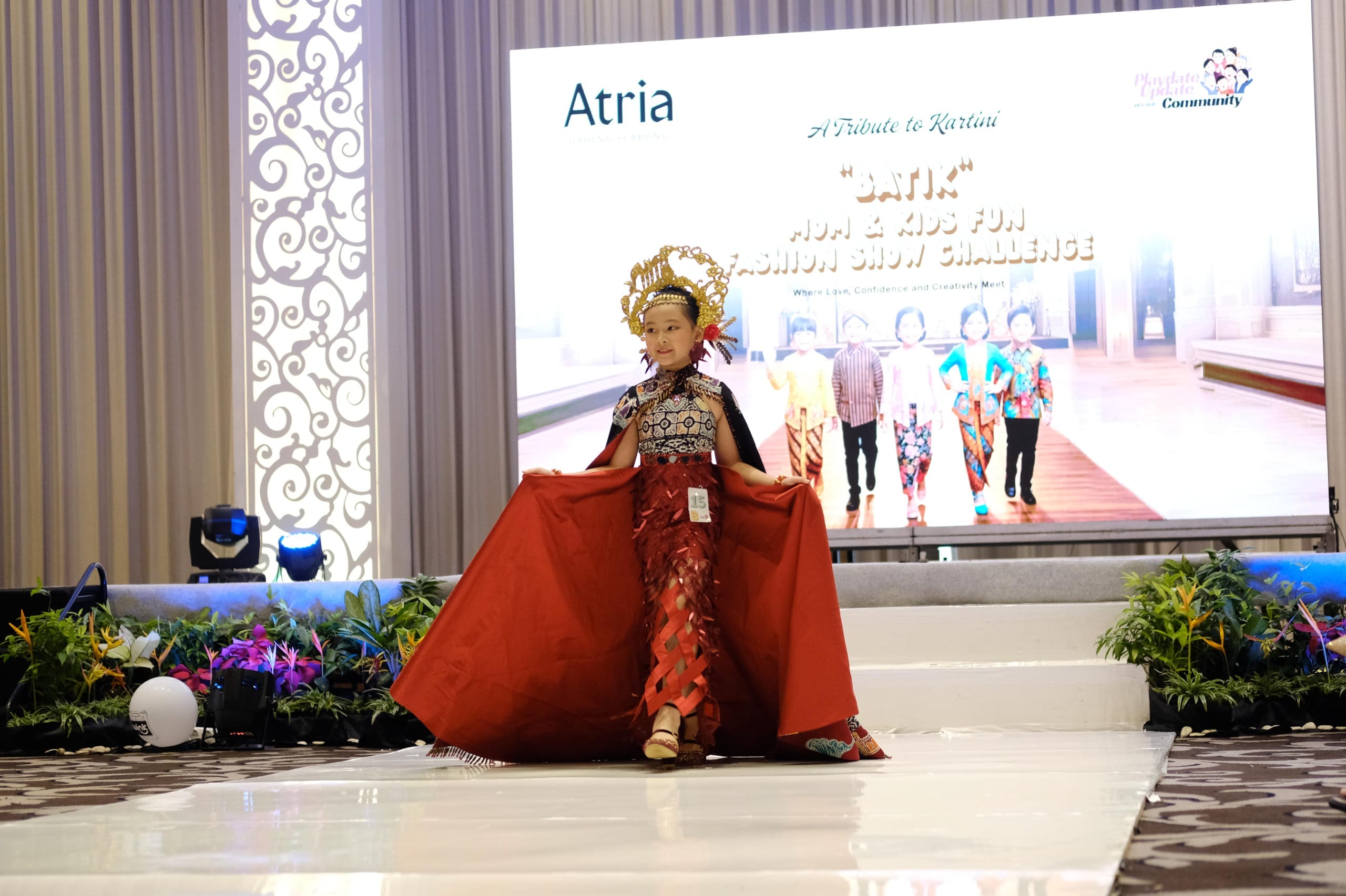 Atria Hotel Gading Serpong rayakan Hari Kartini lewat lomba fashion show ibu dan anak, tampilkan batik dan kebersamaan.