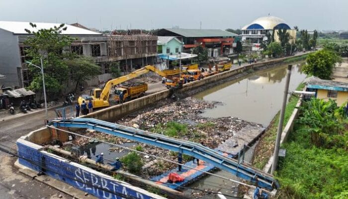 Pemkot Tangerang turunkan alat berat bersihkan sampah Kali Ledug Periuk guna lancarkan aliran dan cegah banjir.