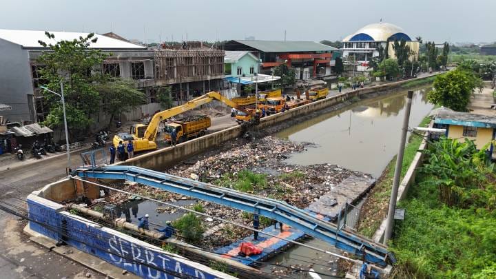 Pemkot Tangerang turunkan alat berat bersihkan sampah Kali Ledug Periuk guna lancarkan aliran dan cegah banjir.