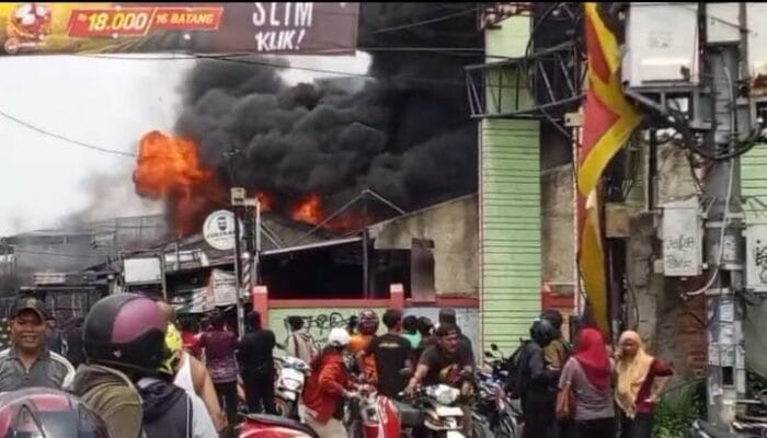 Kebakaran bengkel di Pamulang diduga akibat korsleting listrik, kerugian ditaksir Rp3,5 miliar, tanpa korban jiwa.