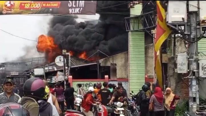 Kebakaran bengkel di Pamulang diduga akibat korsleting listrik, kerugian ditaksir Rp3,5 miliar, tanpa korban jiwa.