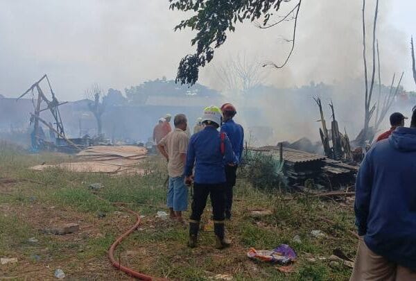 Respons Cepat BPBD Kota Tangerang: Kebakaran Limbah di Cibodas Terkendali dalam Dua Jam