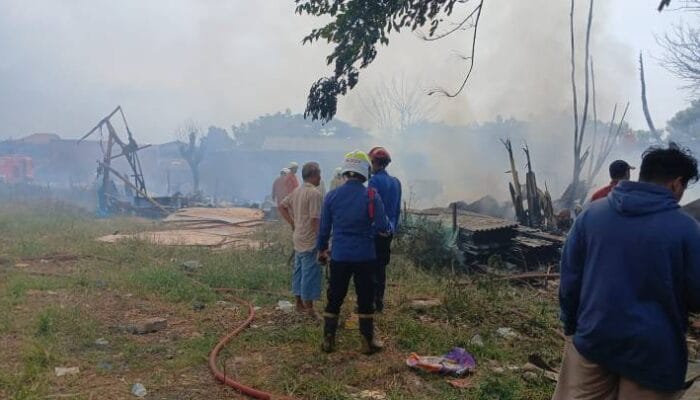 BPBD Kota Tangerang sigap padamkan kebakaran limbah di Cibodas, 10 armada dikerahkan, api berhasil dikendalikan.