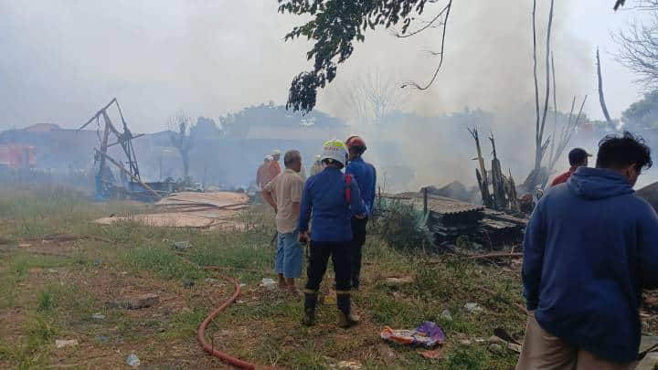BPBD Kota Tangerang sigap padamkan kebakaran limbah di Cibodas, 10 armada dikerahkan, api berhasil dikendalikan.