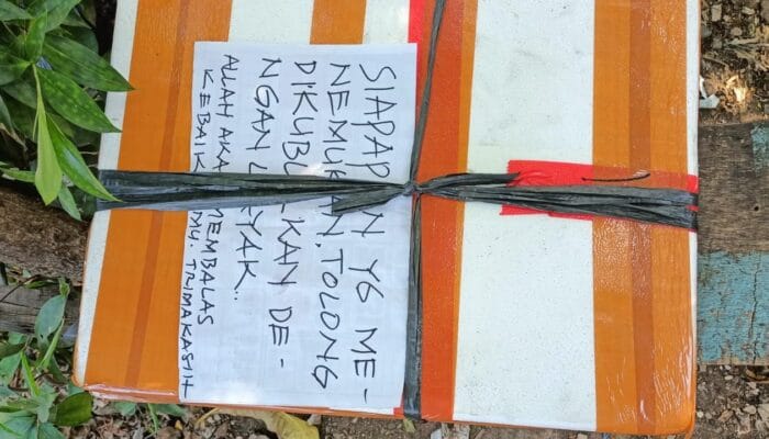 Warga Pasar Kemis panik temukan kotak mencurigakan. Gegana periksa, ternyata berisi bangkai kucing, situasi aman.