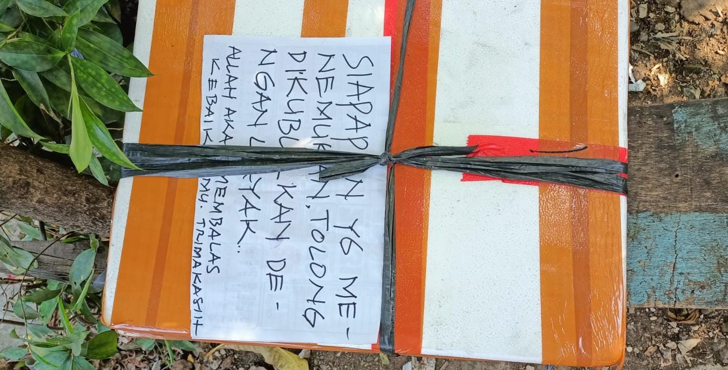 Warga Pasar Kemis panik temukan kotak mencurigakan. Gegana periksa, ternyata berisi bangkai kucing, situasi aman.