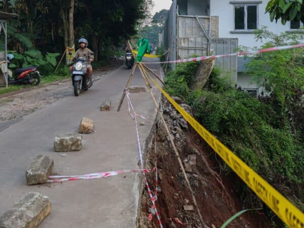 BPBD Tangsel Tangani Longsor di Ciater, Sebagian Jalan Ditutup Sementara