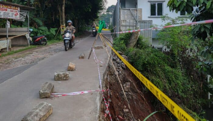 Longsor di Jalan Ciater Tangsel ditangani cepat BPBD, akses dibatasi dan kendaraan berat dialihkan demi keselamatan warga.