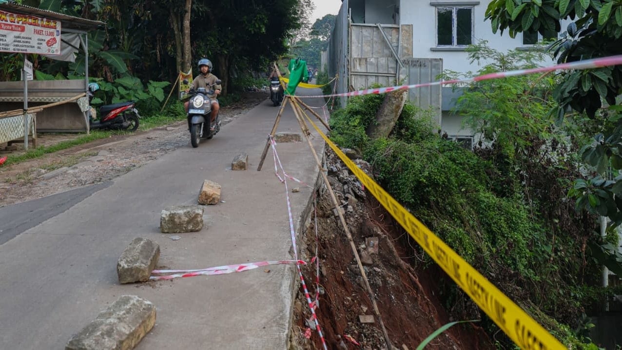 Longsor di Jalan Ciater Tangsel ditangani cepat BPBD, akses dibatasi dan kendaraan berat dialihkan demi keselamatan warga.