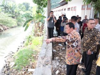 Bupati Tangerang Pantau Pembongkaran Bangunan Liar dan Normalisasi Kali Cirarab