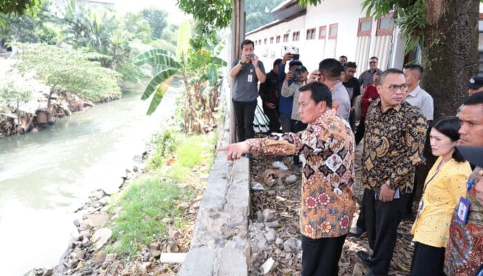 Pemkab Tangerang normalisasi Kali Cirarab dan bongkar bangunan liar di Sepatan dan Pasar Kemis guna kurangi banjir.