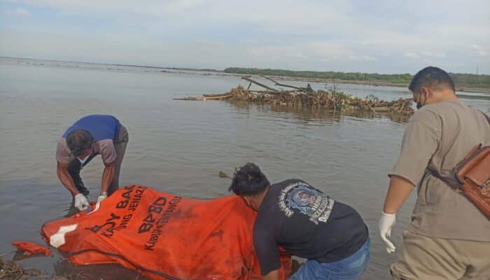 Pelajar 16 tahun ditemukan tewas di muara Kaliadem Sukadiri. Polisi selidiki dugaan tawuran dan periksa saksi serta bukti di TKP.