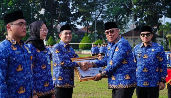 Pemkot Tangsel beri penghargaan ASN berprestasi, Bapenda raih Zona Integritas Awards, dorong inovasi layanan publik.