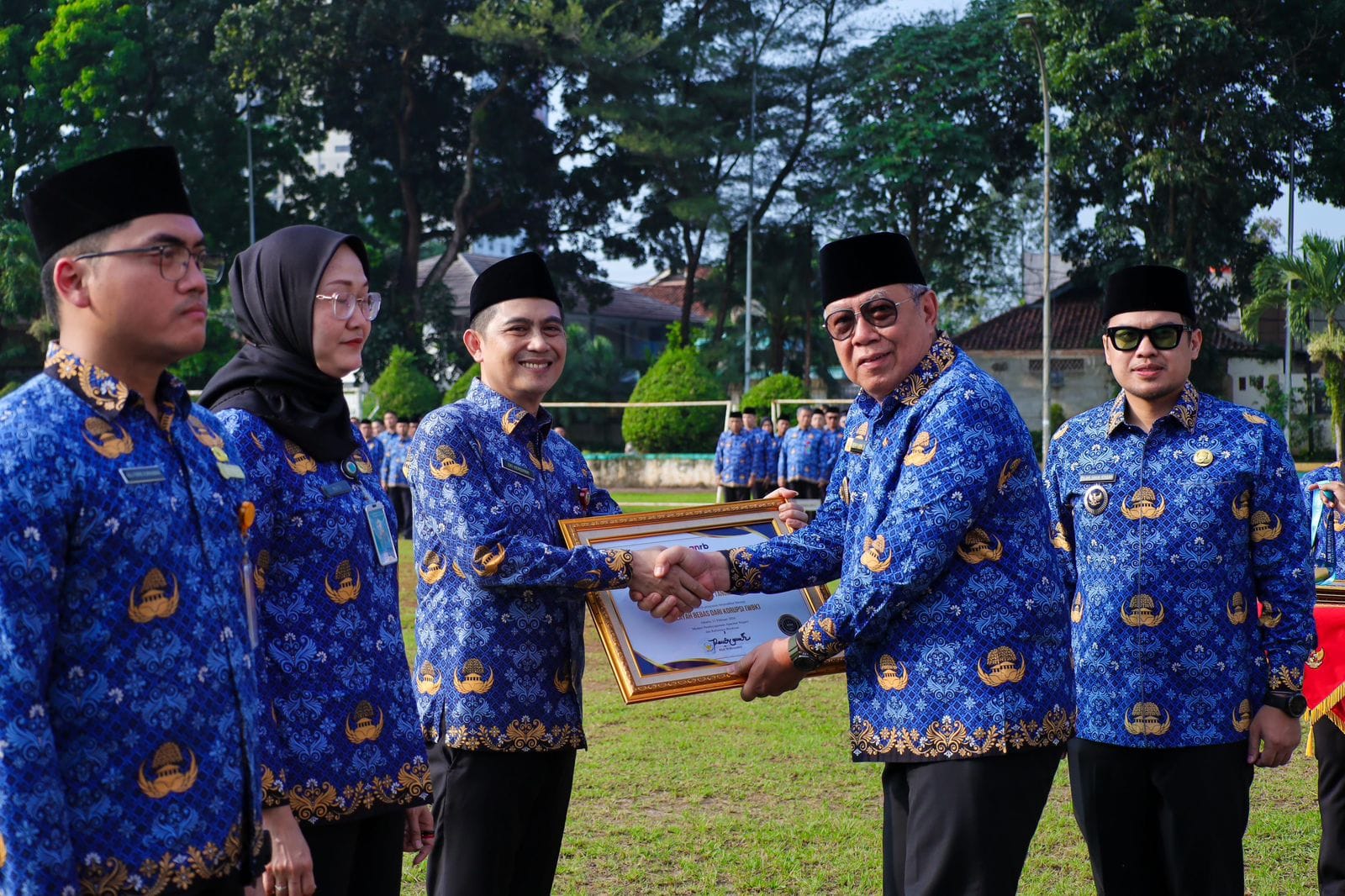 Pemkot Tangsel beri penghargaan ASN berprestasi, Bapenda raih Zona Integritas Awards, dorong inovasi layanan publik.
