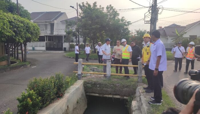 Pemkot Tangsel akan menertibkan bangunan liar yang menutup saluran air di Melati Mas sebagai upaya mengatasi banjir di wilayah tersebut.