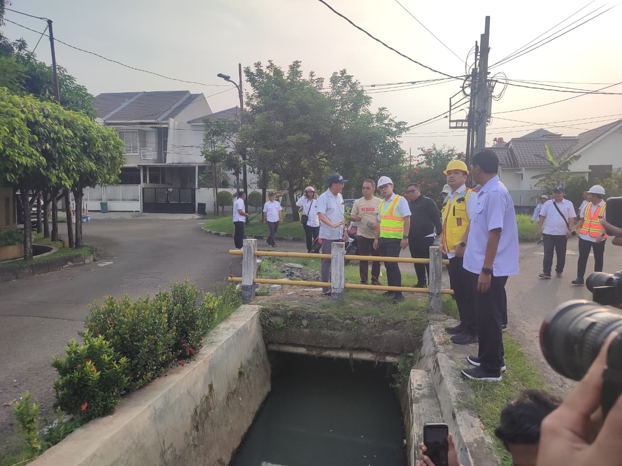 Pemkot Tangsel akan menertibkan bangunan liar yang menutup saluran air di Melati Mas sebagai upaya mengatasi banjir di wilayah tersebut.