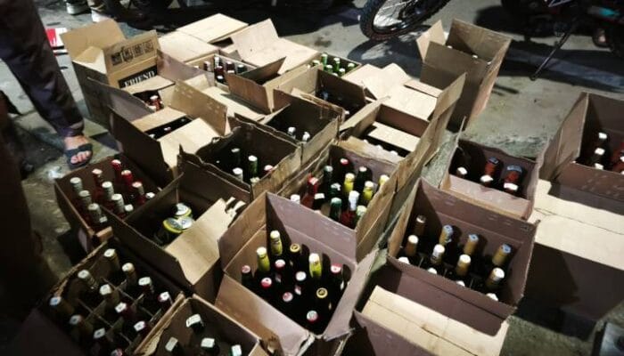 Pemkot Tangerang sita 400 botol miras di Karang Tengah. Toko ilegal digerebek, pelaku terancam sanksi tipiring dan dimusnahkan.