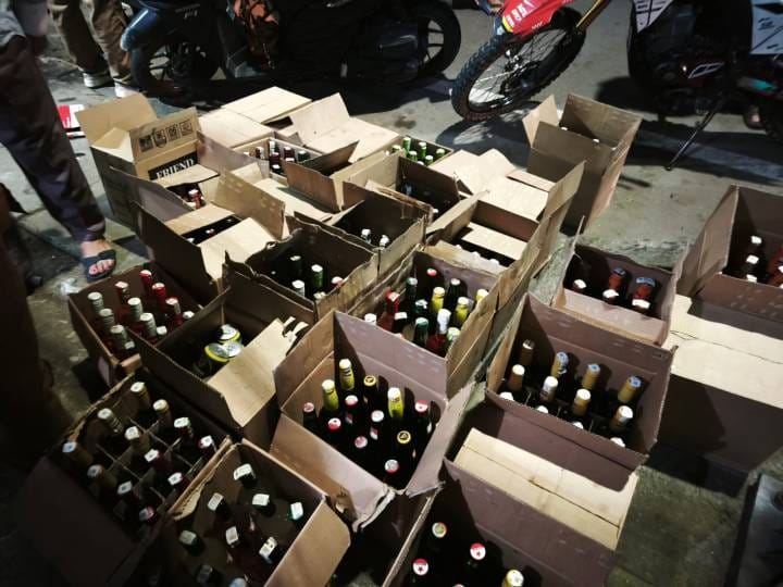 Pemkot Tangerang sita 400 botol miras di Karang Tengah. Toko ilegal digerebek, pelaku terancam sanksi tipiring dan dimusnahkan.