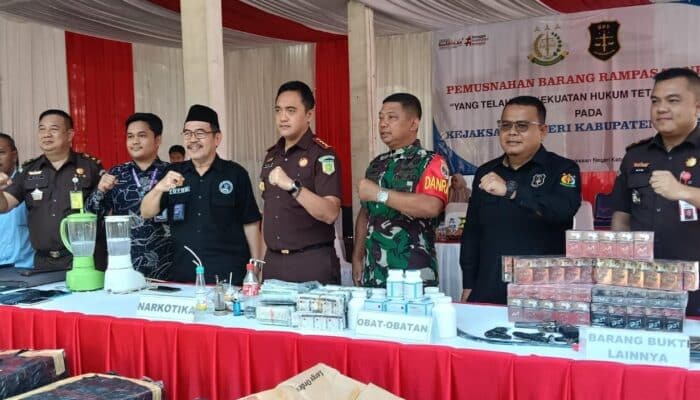 Kejari Kabupaten Tangerang musnahkan 117.200 batang rokok ilegal dan barang bukti lain dari 63 perkara yang telah inkrah.