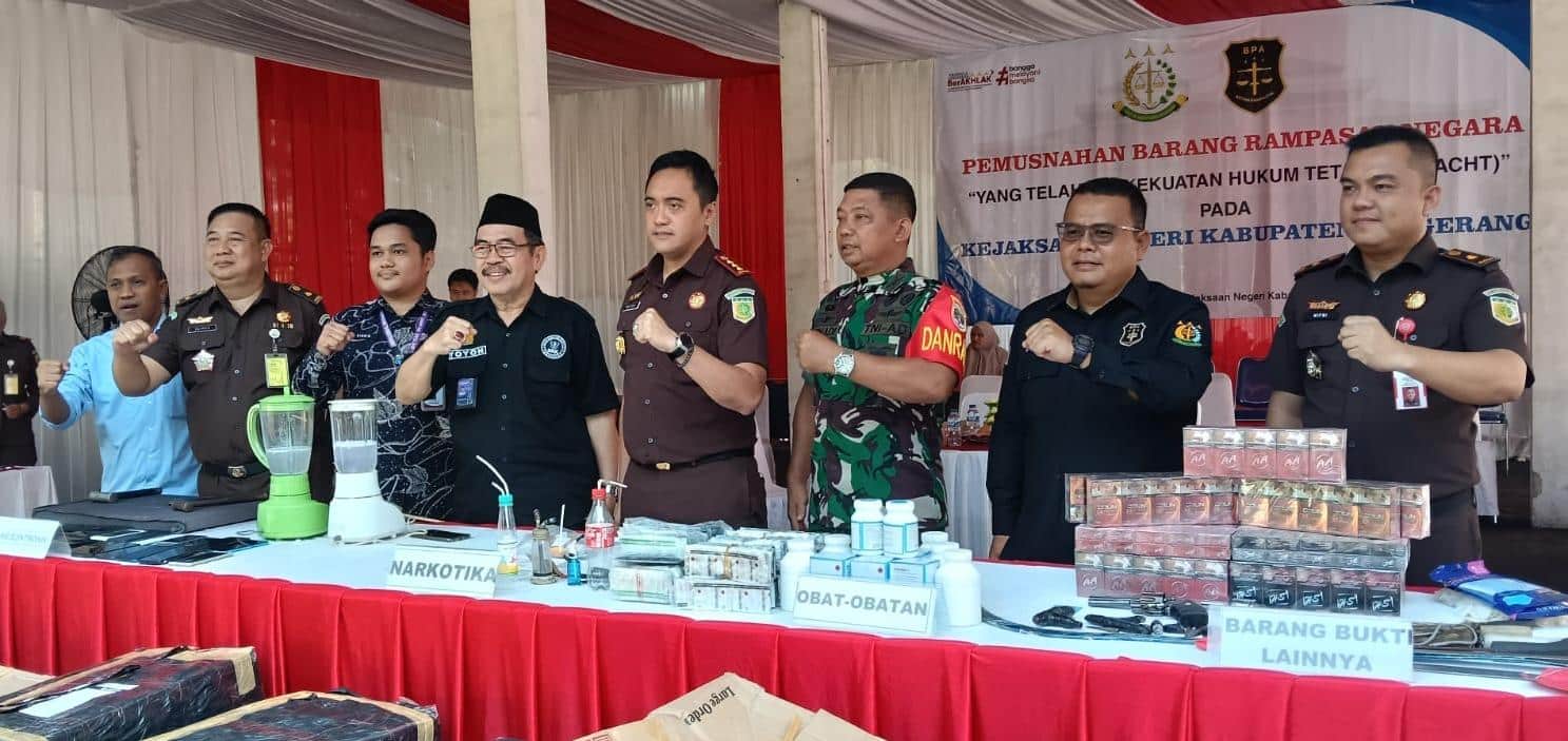 Kejari Kabupaten Tangerang musnahkan 117.200 batang rokok ilegal dan barang bukti lain dari 63 perkara yang telah inkrah.
