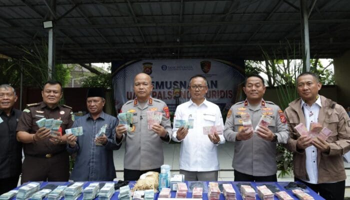 Polda Banten musnahkan 8.527 lembar uang palsu hasil temuan BI, upaya jaga stabilitas ekonomi dan kepercayaan terhadap rupiah.