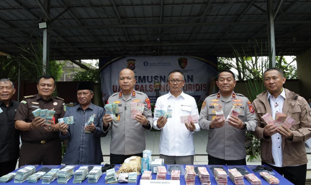 Polda Banten musnahkan 8.527 lembar uang palsu hasil temuan BI, upaya jaga stabilitas ekonomi dan kepercayaan terhadap rupiah.