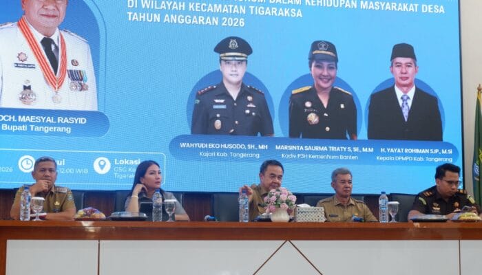 Sekda Kab. Tangerang Soma Atmaja membuka sosialisasi penguatan budaya hukum di Desa Tigaraksa untuk tata kelola desa tertib.