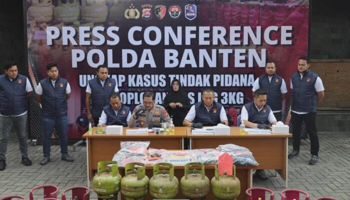 Polda Banten bongkar penyalahgunaan LPG 3 kg di Lebak, tiga tersangka ditangkap, negara rugi ratusan juta rupiah akibat oplosan gas ilegal.