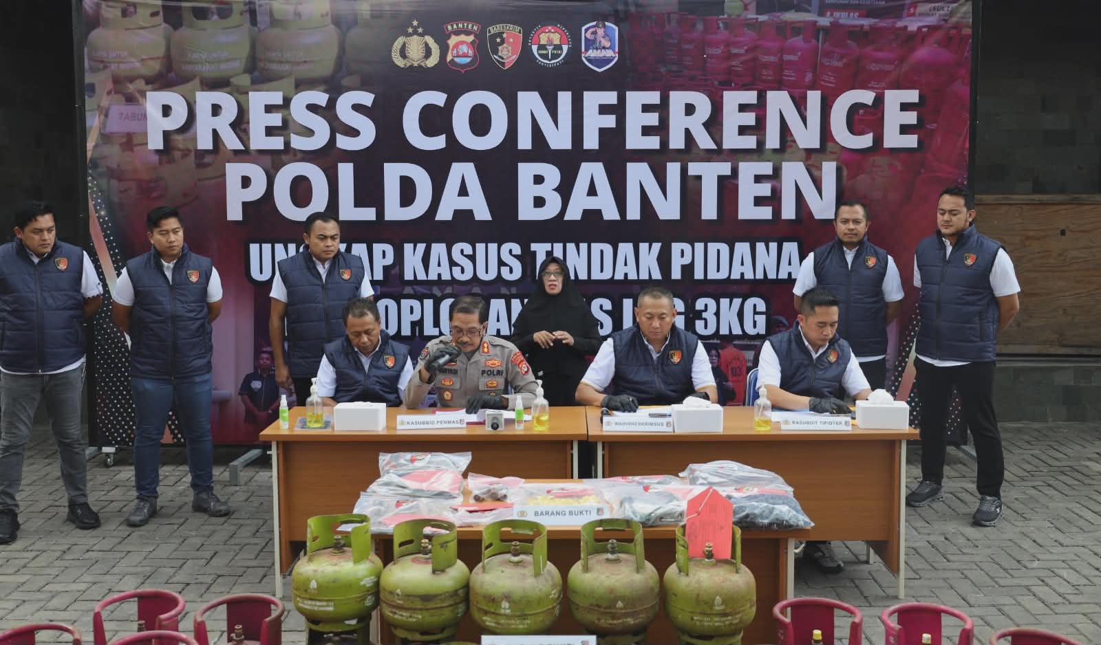 Polda Banten bongkar penyalahgunaan LPG 3 kg di Lebak, tiga tersangka ditangkap, negara rugi ratusan juta rupiah akibat oplosan gas ilegal.