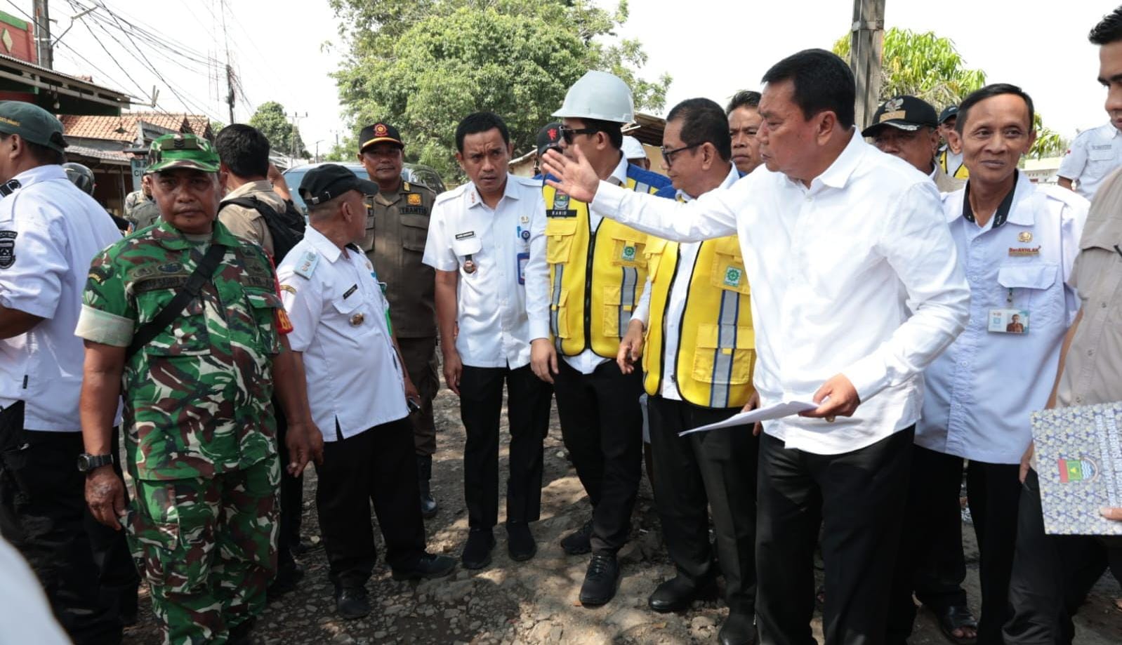 Pemkab Tangerang mulai perbaikan jalan Pakuhaji–Sukadiri bertahap untuk kurangi macet dan tingkatkan kualitas infrastruktur daerah.
