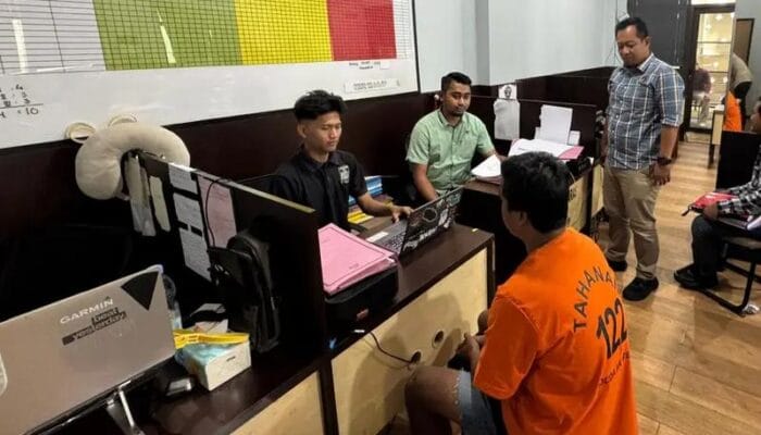 Tiga pelaku jambret Carita–Labuan ditangkap. Polisi ungkap modus incar korban di jalan sepi malam hari serta amankan barang bukti.