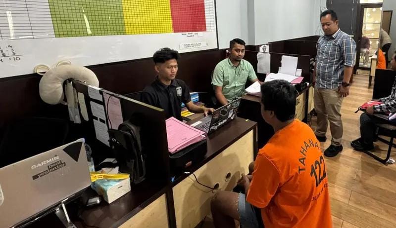 Tiga pelaku jambret Carita–Labuan ditangkap. Polisi ungkap modus incar korban di jalan sepi malam hari serta amankan barang bukti.