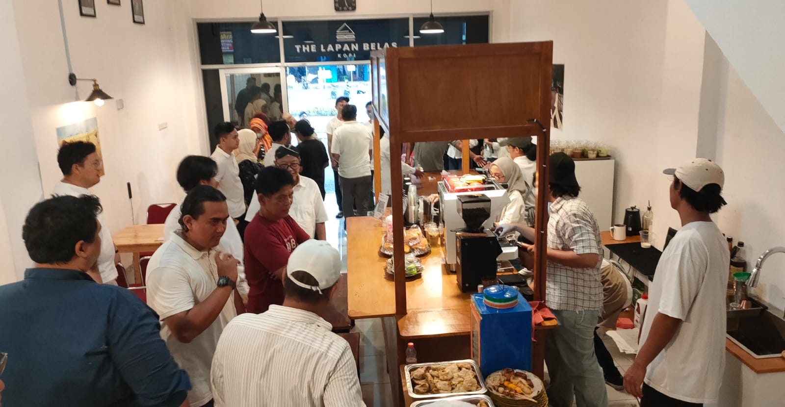 Angkringan The 18 Kopi Citra Raya resmi dibuka, tawarkan kuliner Nusantara murah, tempat nongkrong dan diskusi di Tangerang.