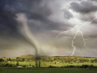 Mengenal Angin Tornado Pengertian dan Penyebab yang Perlu Dipahami