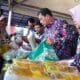 Warga Cikupa antusias serbu Warteksi, beli sembako murah di bawah harga pasar yang digelar Pemkab Tangerang.