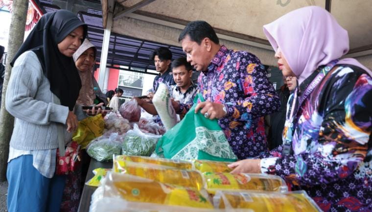 Warga Cikupa antusias serbu Warteksi, beli sembako murah di bawah harga pasar yang digelar Pemkab Tangerang.