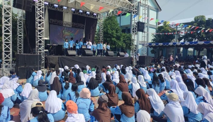 Live Simply hingga DJ Maill memeriahkan Dehar Fest SMPN 8 Tangsel, membuat siswa antusias menikmati penampilan hiburan sekolah.