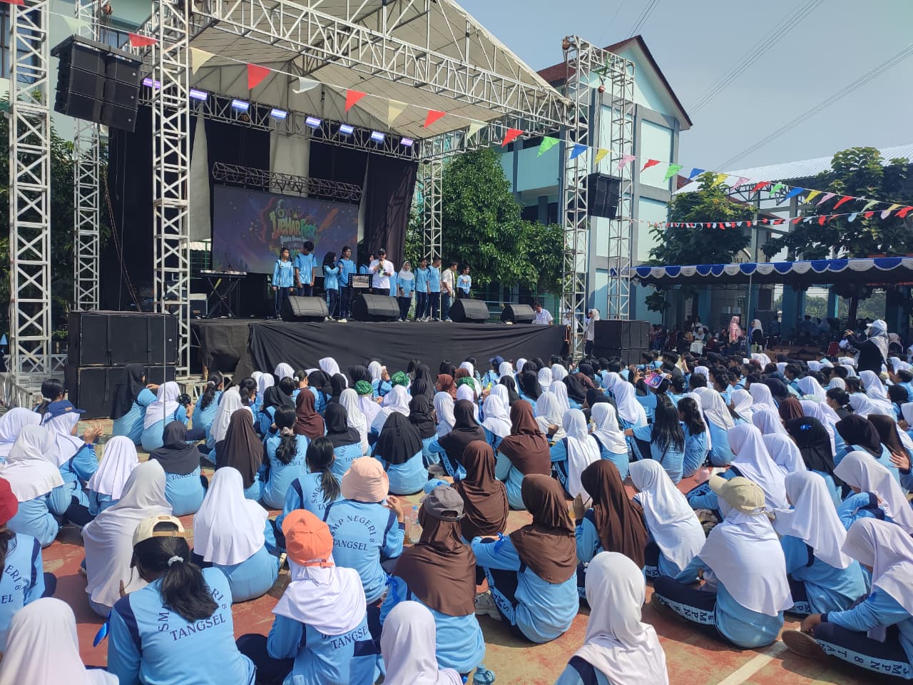 Live Simply hingga DJ Maill memeriahkan Dehar Fest SMPN 8 Tangsel, membuat siswa antusias menikmati penampilan hiburan sekolah.