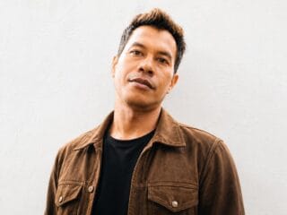 “Ada” atau “Diadakan” Ketika Bahasa Menentukan Cara Manusia Memandang Tuhan dan Dirinya