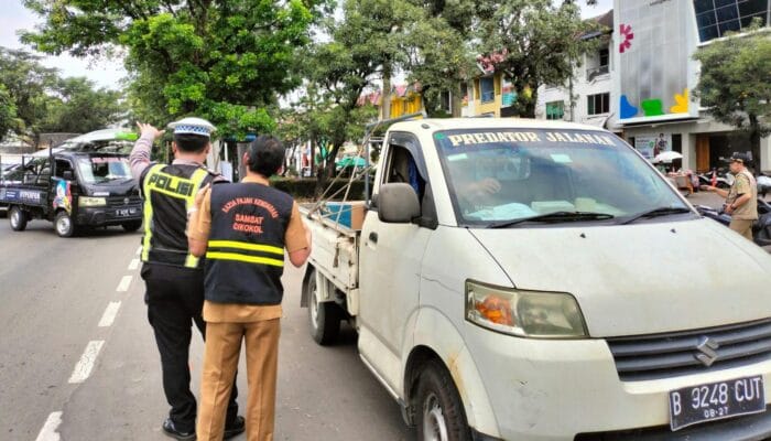 Samsat Cikokol gelar razia pajak kendaraan di Tangerang dan sediakan layanan Samling untuk bayar pajak langsung di lokasi.