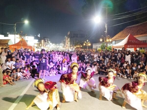 Ratusan Dancer Guncang Royal Baroe Kota Serang 12 Jam Non Stop, Agis Blusukan di Tengah Lautan Sapa Warga