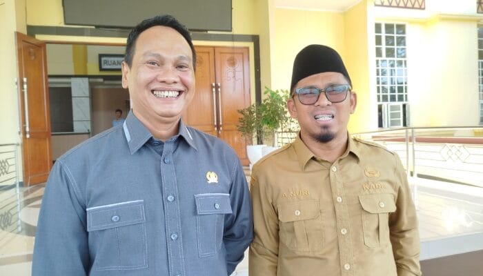 Anggota Komisi IV DPRD Kota Serang Cahya Fierdaus (kiri) bersama Kepala Dinas Pendidikan dan Kebudayaan Kota Serang Ahmad Nuri (kanan)