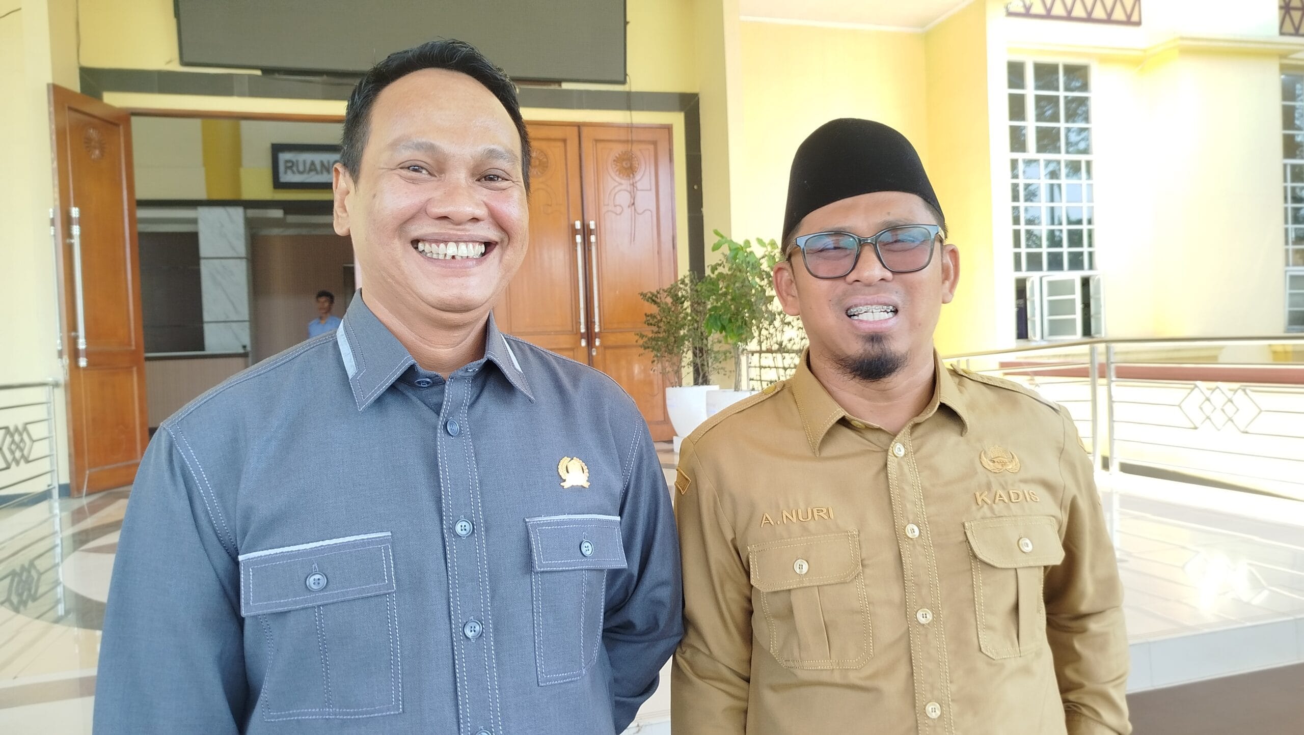 Anggota Komisi IV DPRD Kota Serang Cahya Fierdaus (kiri) bersama Kepala Dinas Pendidikan dan Kebudayaan Kota Serang Ahmad Nuri (kanan)