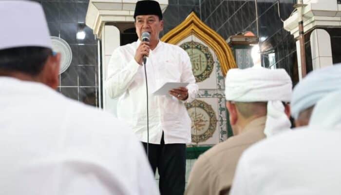 Warga Kecamatan Legok menyampaikan berbagai aspirasi langsung kepada Bupati Tangerang saat kegiatan Jum’at Keliling.