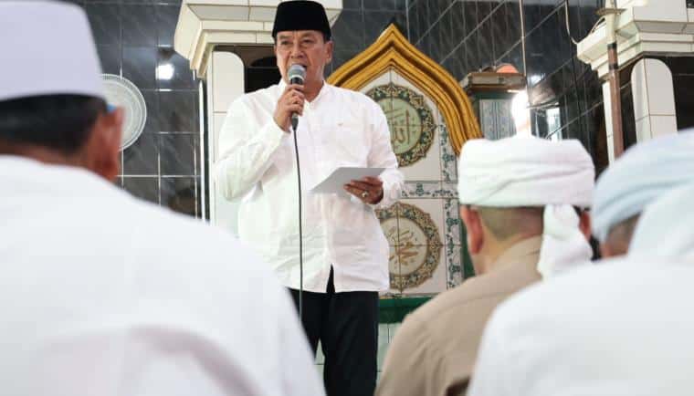 Warga Kecamatan Legok menyampaikan berbagai aspirasi langsung kepada Bupati Tangerang saat kegiatan Jum’at Keliling.